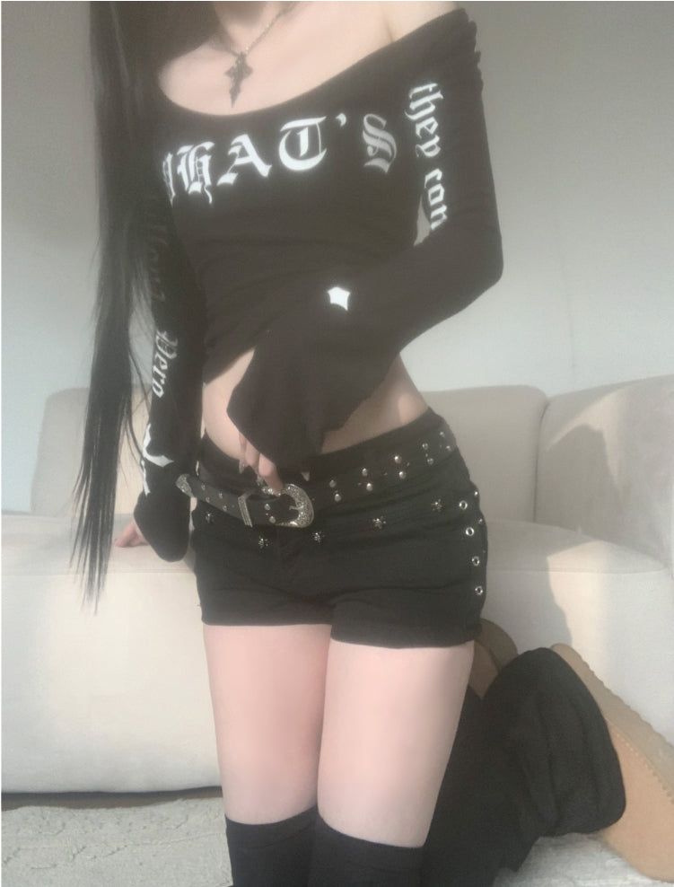 suzen(スゼン)の「Finchro Lettering Cross Top (black)(Tops)」