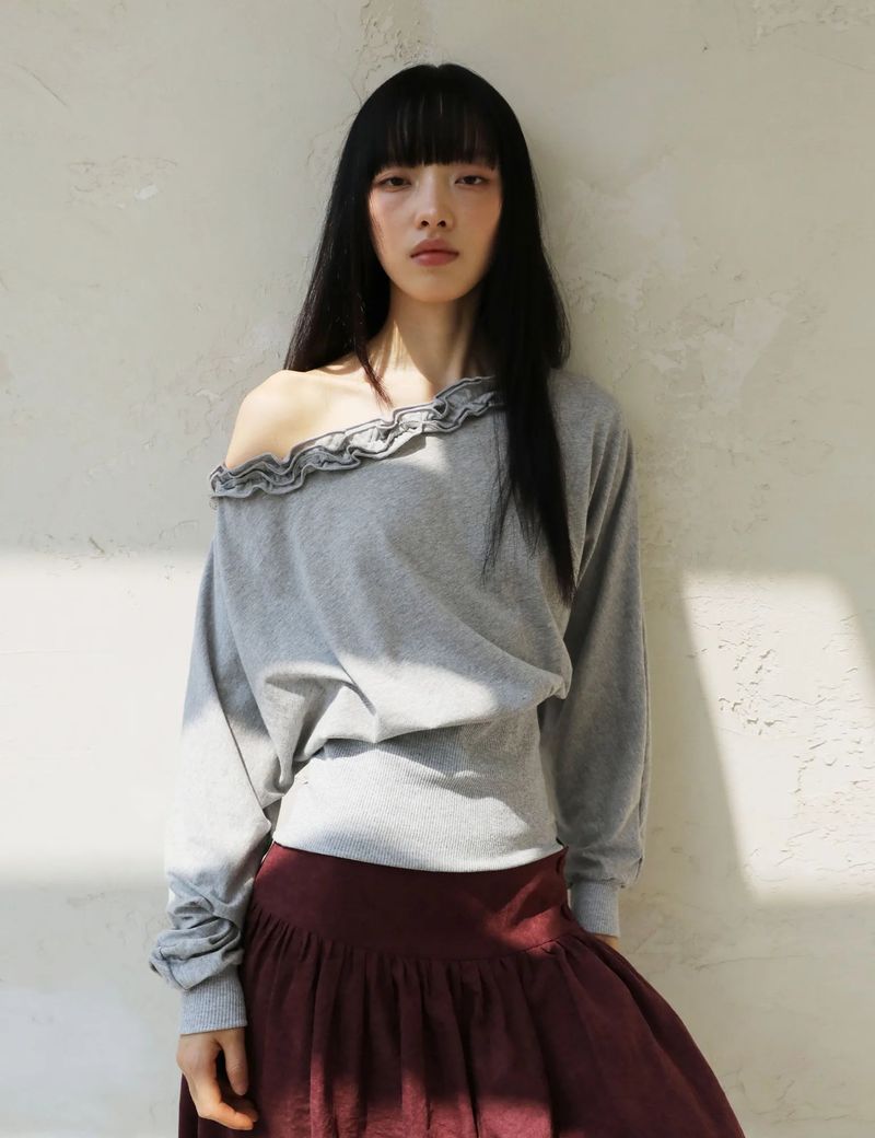 UGLYSHADOW（アグリーシャドウ）の「オフショルダー ラッフル トップ(GREY)（トップス）」