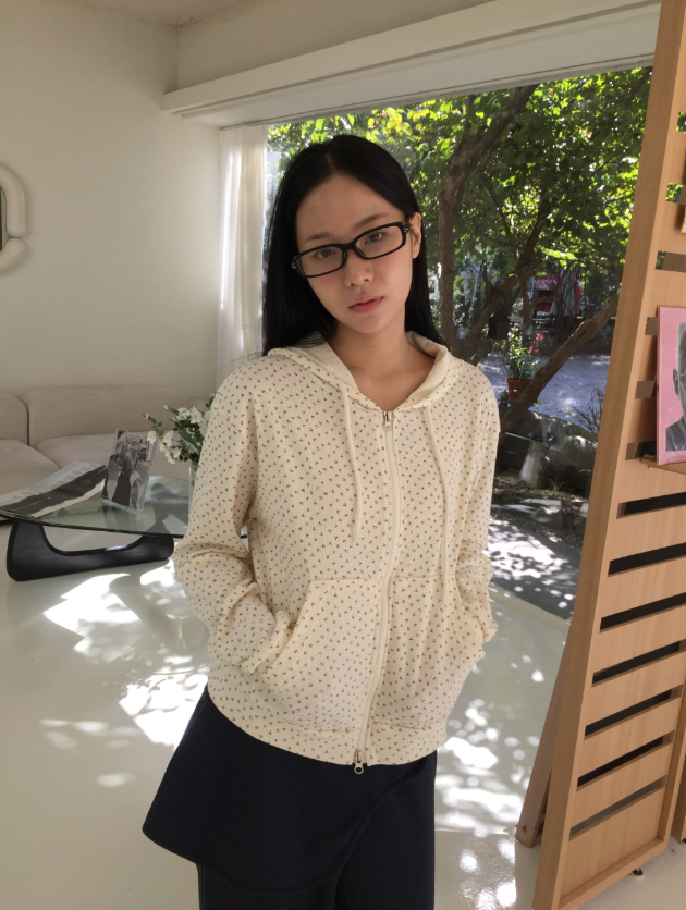 howu（ハウユ）の「ピエンルーズフィットフラワーフードジップアップ（2c）（Tops）」
