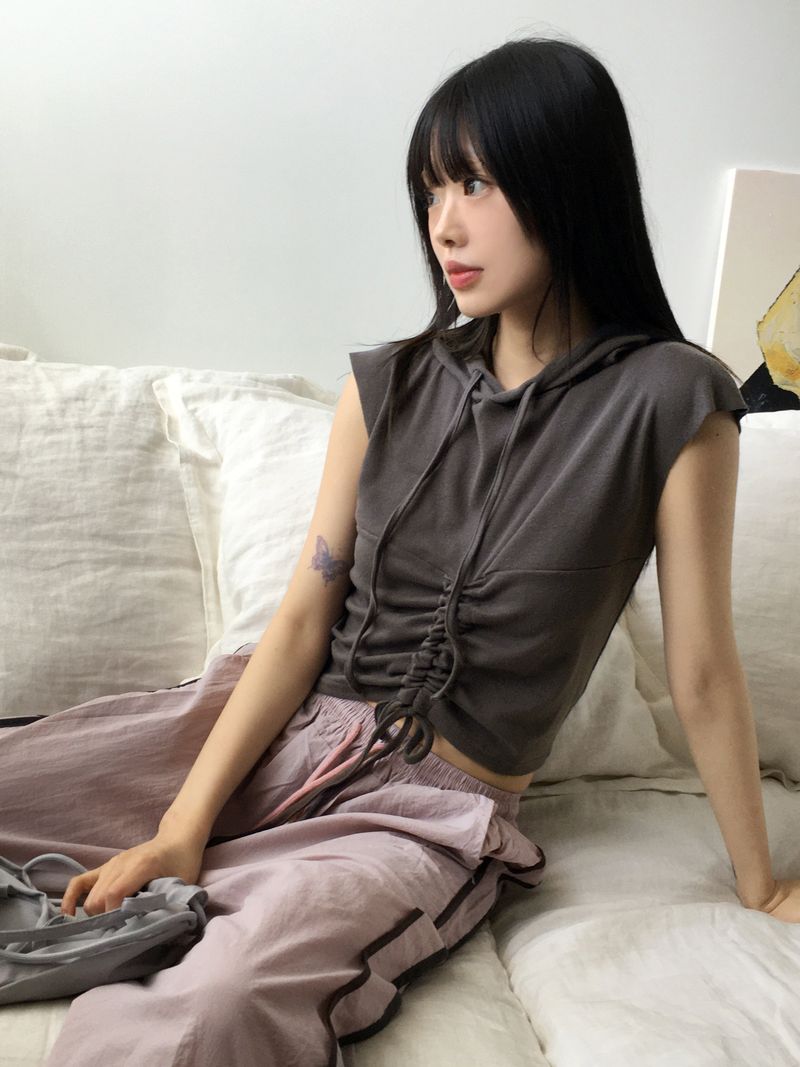 Ron's shirring string crop hooded tank top