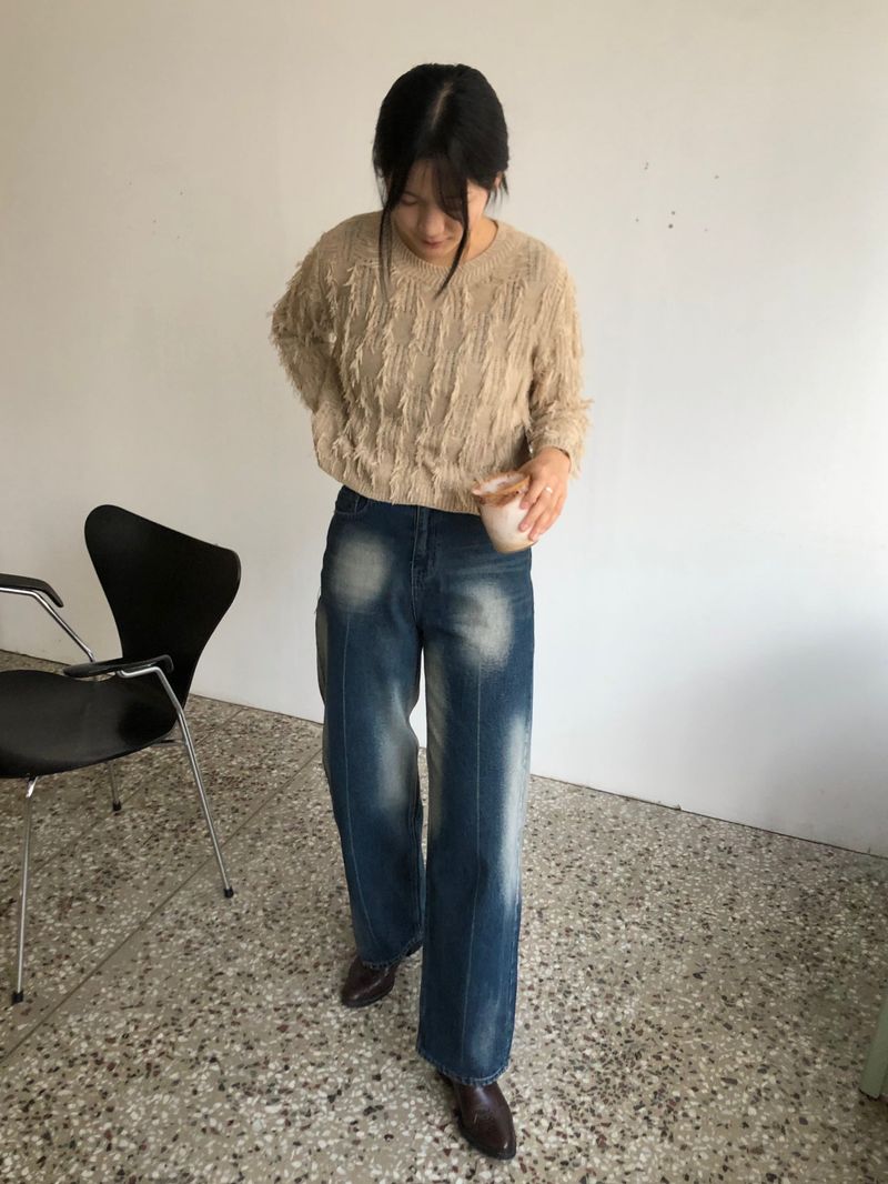 Freewheeling tassel round knit