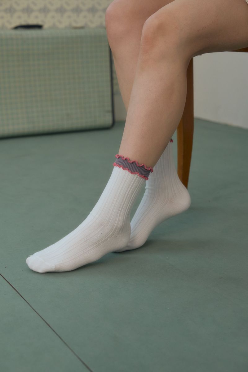 PINK PINEAPPLE（ピンクパイナップル）の「[2EA 1SET] RETRO FRILL RIB SOCKS（Fashion Accessories）」