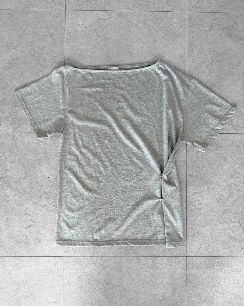 SLOW BUTTON OFF-SHOULDER T-SHIRT