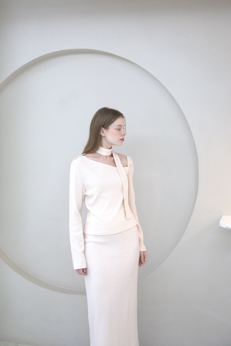 Back Slit Slim Skirt Cream