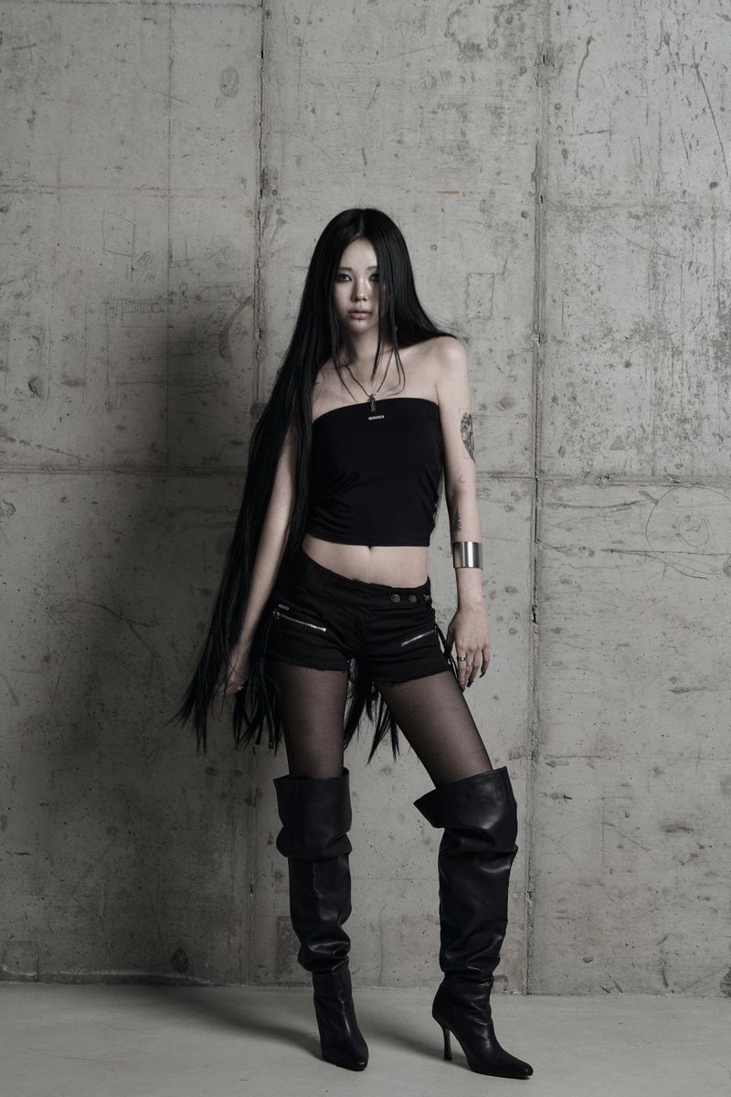 URBAN UNIQUE（アーバンユニーク）の「[label] メタルプレートロゴチューブトップ ブラック（トップス）」