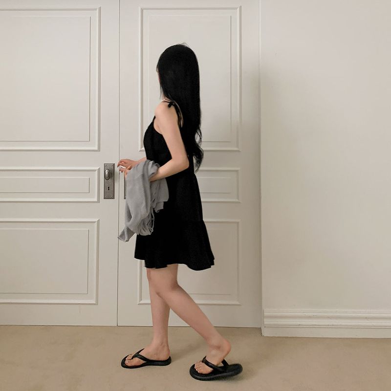 [Adjusting the strap] cancan sleeveless dress