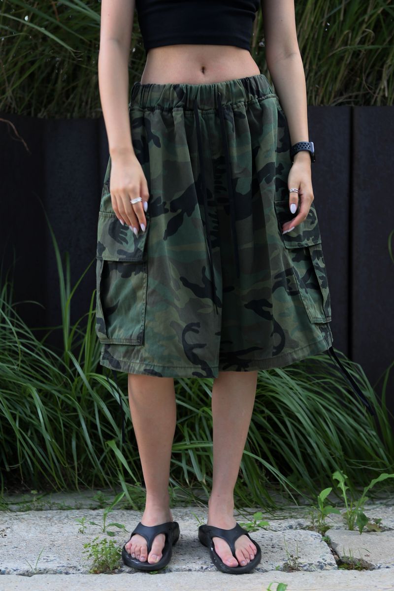CAMO WIDE BERMUDA CARGO PANTS