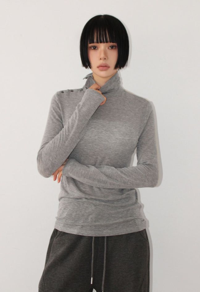 SIDE BUTTON TURTLENECK