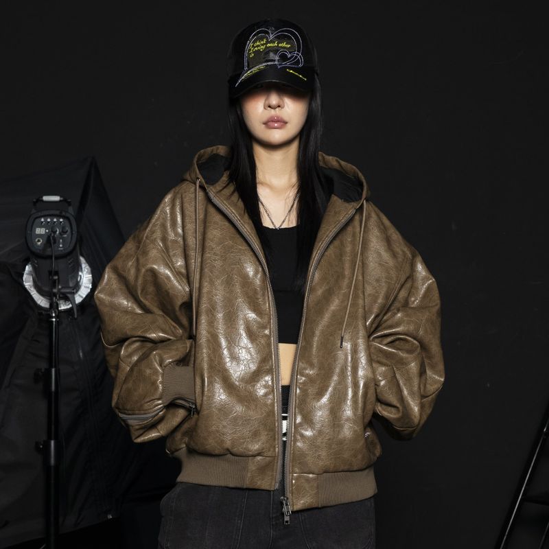 GLACK（グラック）の「GJ076 Pesco Crackleather Padding Zip-up Hoodie (BROWN)（Tops）」
