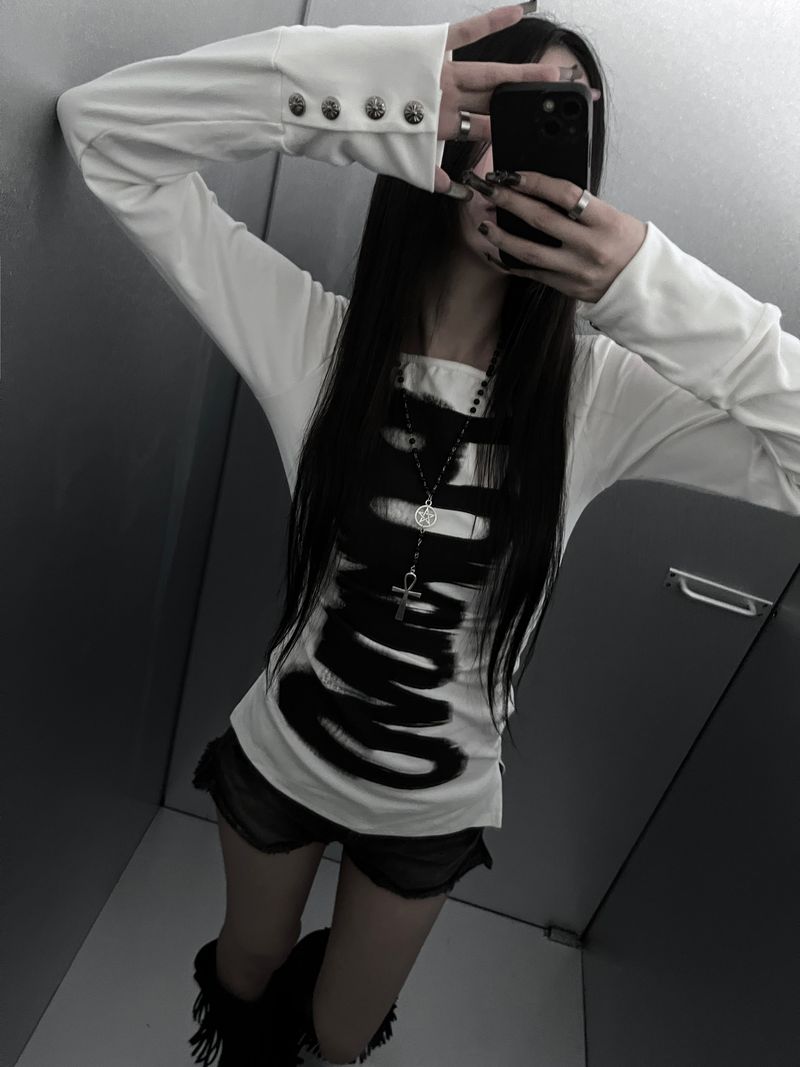 URBAN UNIQUE（アーバンユニーク）の「ブラッシュレタリングポケットTシャツ (2color)（トップス）」