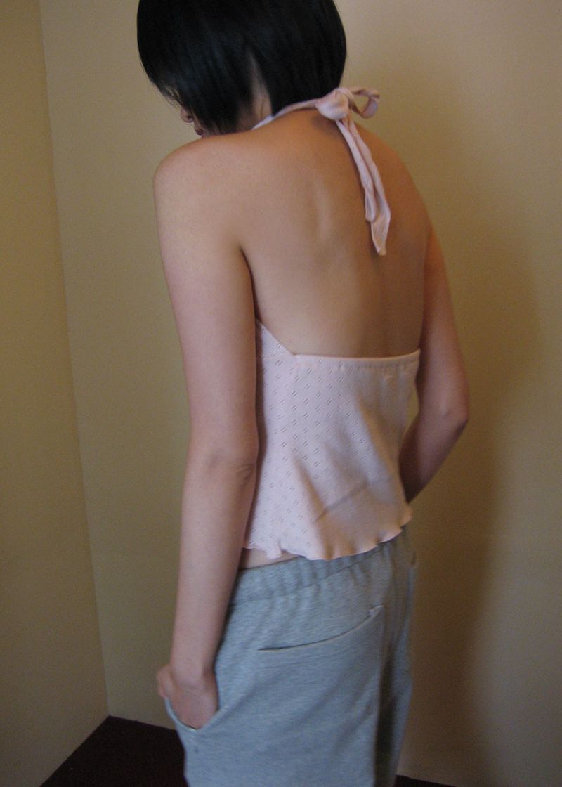 SPRING PUNCHING HALTER SLEEVELESS