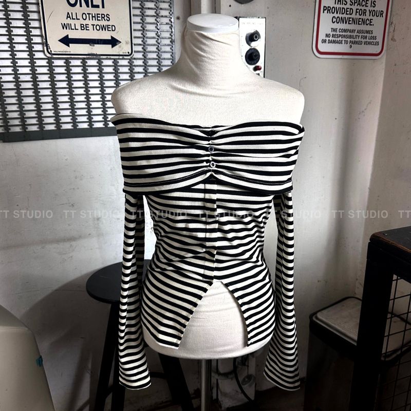 Stripe off-shoulder T