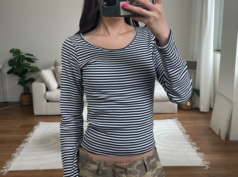 slim stripe u neck tee
