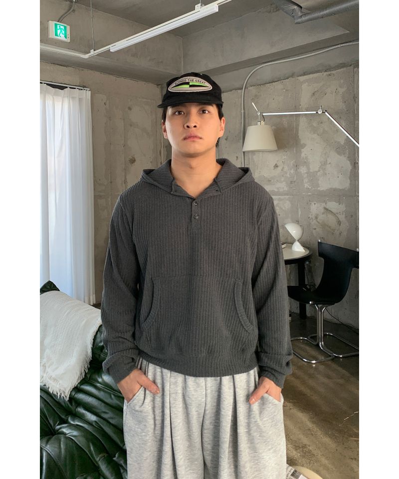 sobaq（ソバック）の「Henley neck crop hoodie（Tops）」