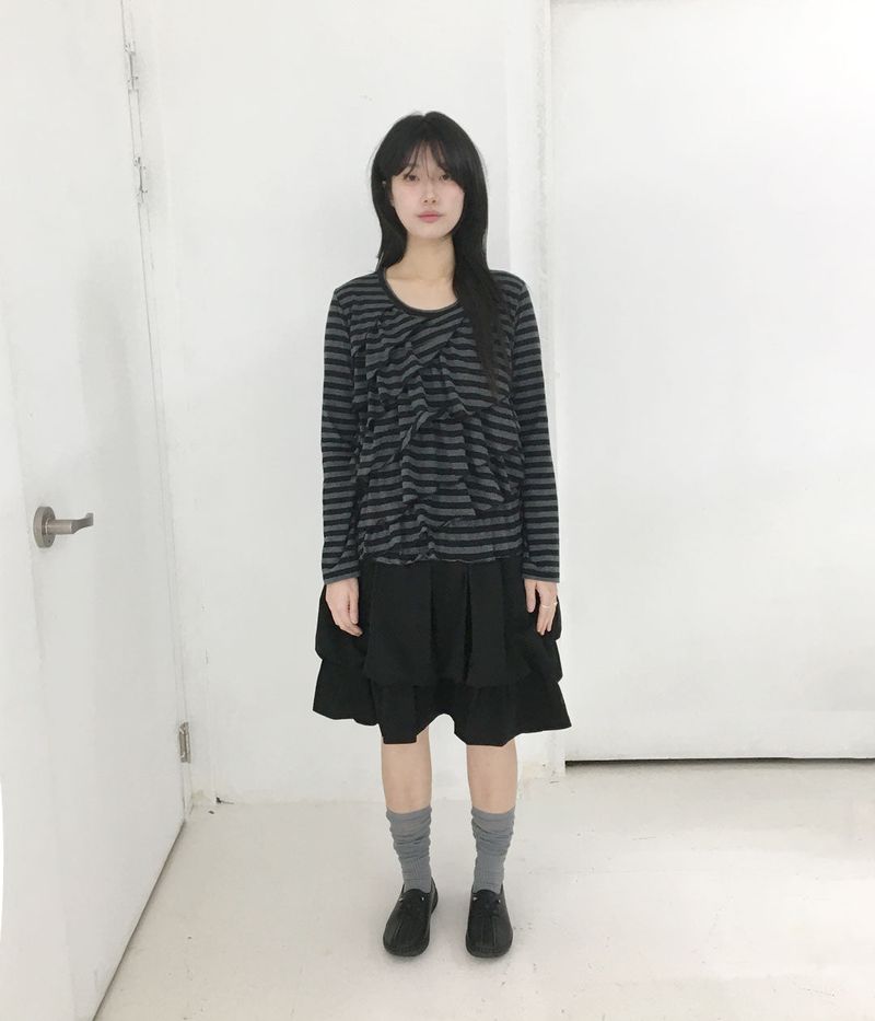 [fiebre] ruffles stripe long sleeve t CHARCOAL