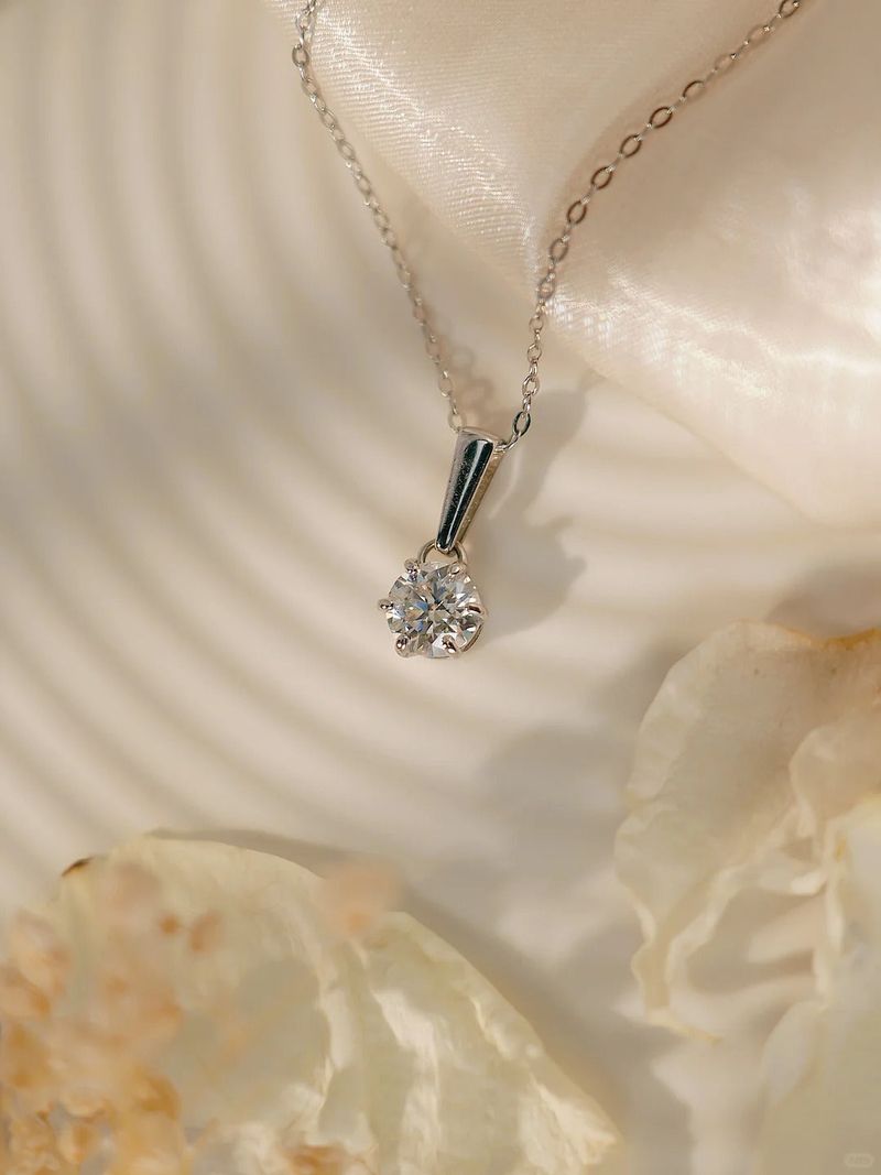 Water drop necklace for a refreshing summer
