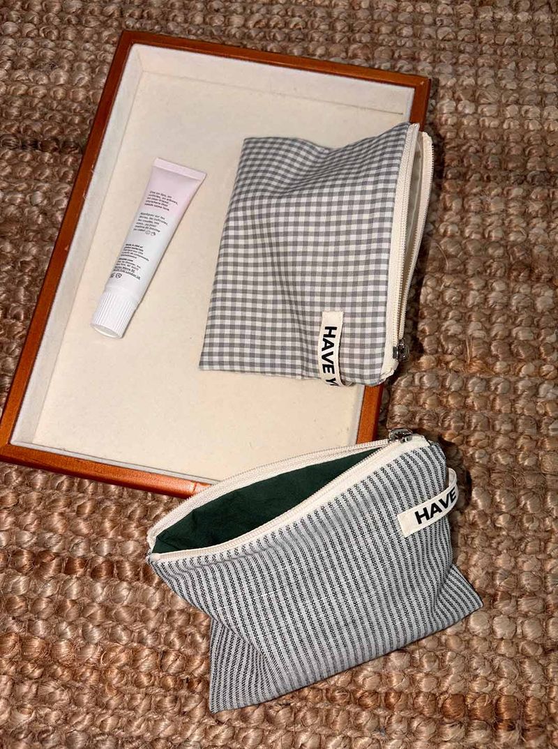 Gingham check flat pouch - gray , M size