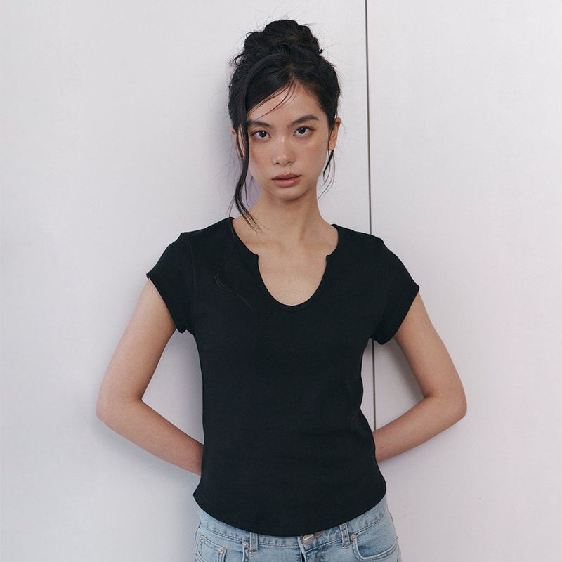Curetty(キュリティ)の「C 90S LINE SLIT NECK HALF-SLEEVE T-SHIRT_BLACK(Tops)」