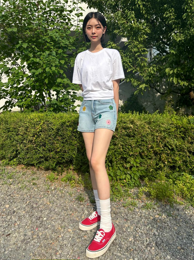 FLOWER EMBROIDERY LIGHT BLUE DENIM SHORTS code 18201