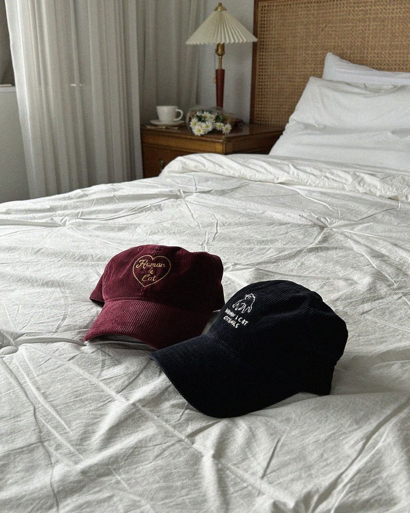 SURPRISE CAT CORDUROY BALL CAP / NAVY