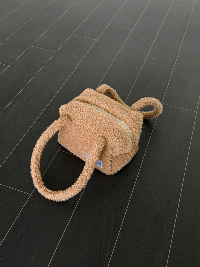 Handy pouch (furry peanut)