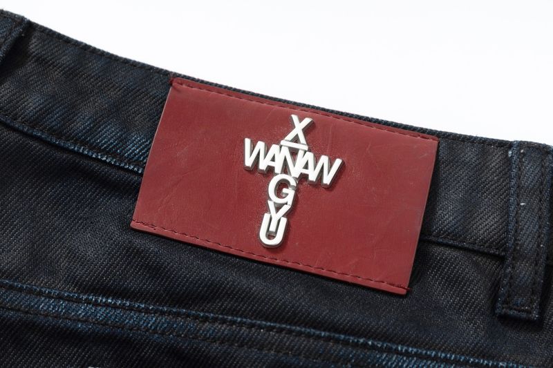 COATED KNIFE-SCRAPED HAND-WIPED DISTRESSED BOOTCUT JEANS
