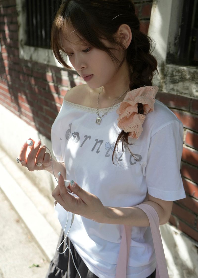 adorntie（アドオンタイ）の「 adorntie Off Shoulder T-shirts (white)（Tops）」