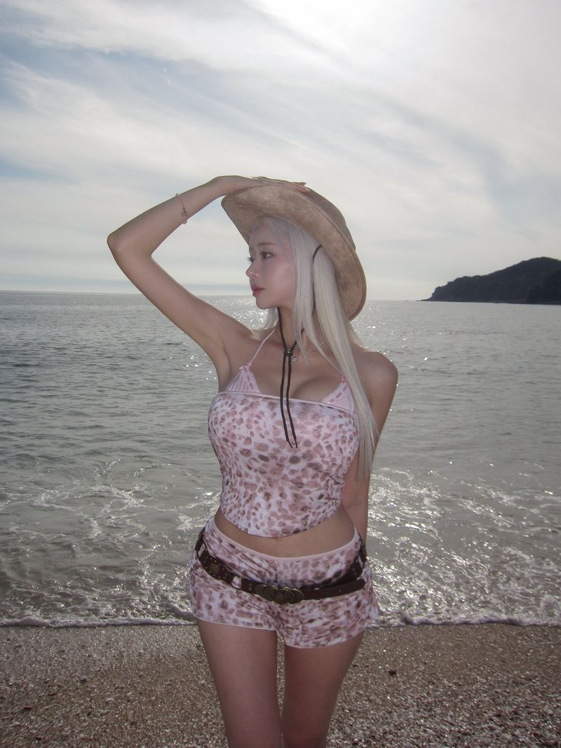 REVERSIBLE LOW-RISE SHORTS (BABY PINK/LEOPARD)