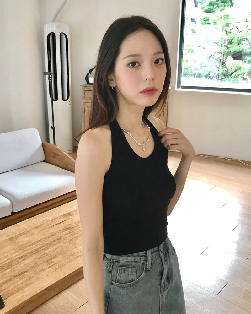 Uma sleeveless