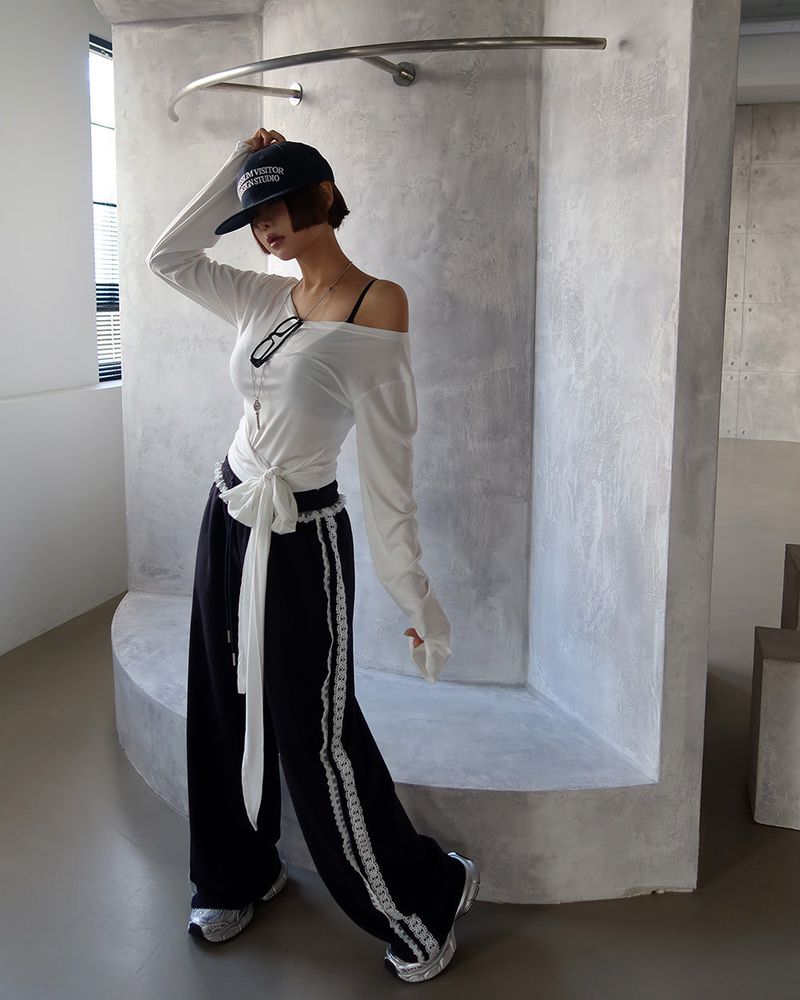 ribbon strap off-shoulder T-shirt