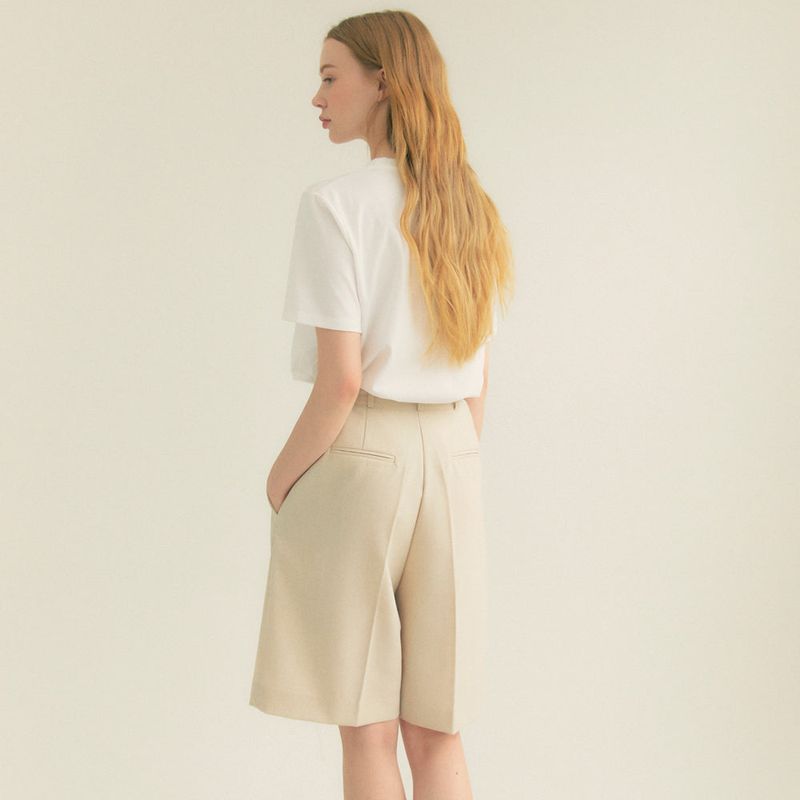 Two-Button One Tuck Bermuda Pants (Ivory)