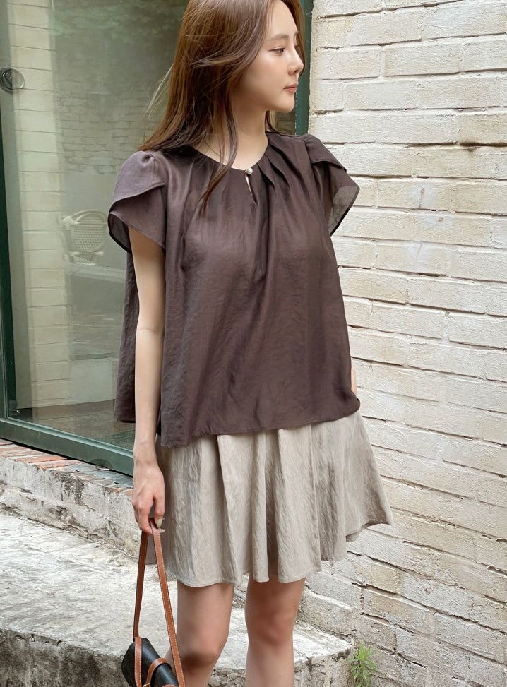 iam mari（アイアム マリ）の「Sally Pintuck Pearl Button Tulip Blouse（Tops）」