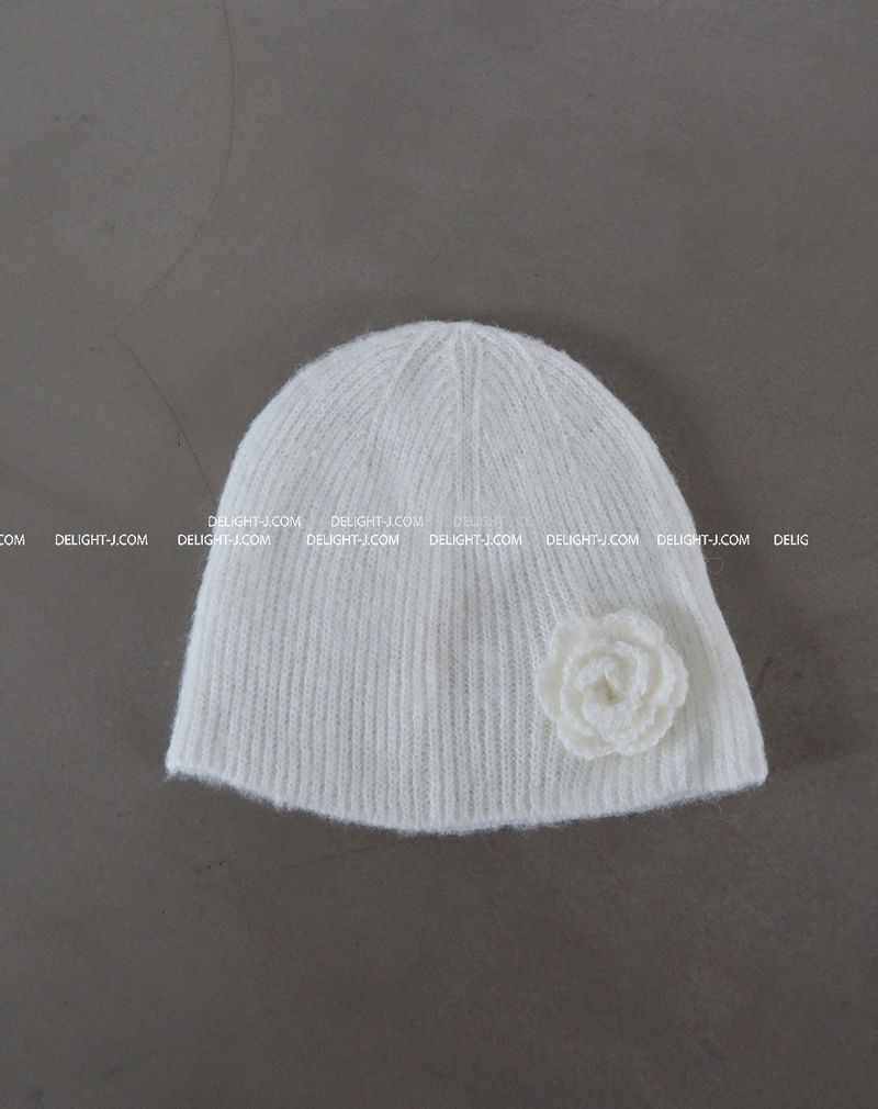 Flower corsage ribbed knit beanie