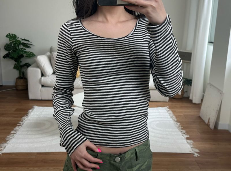slim stripe u neck tee