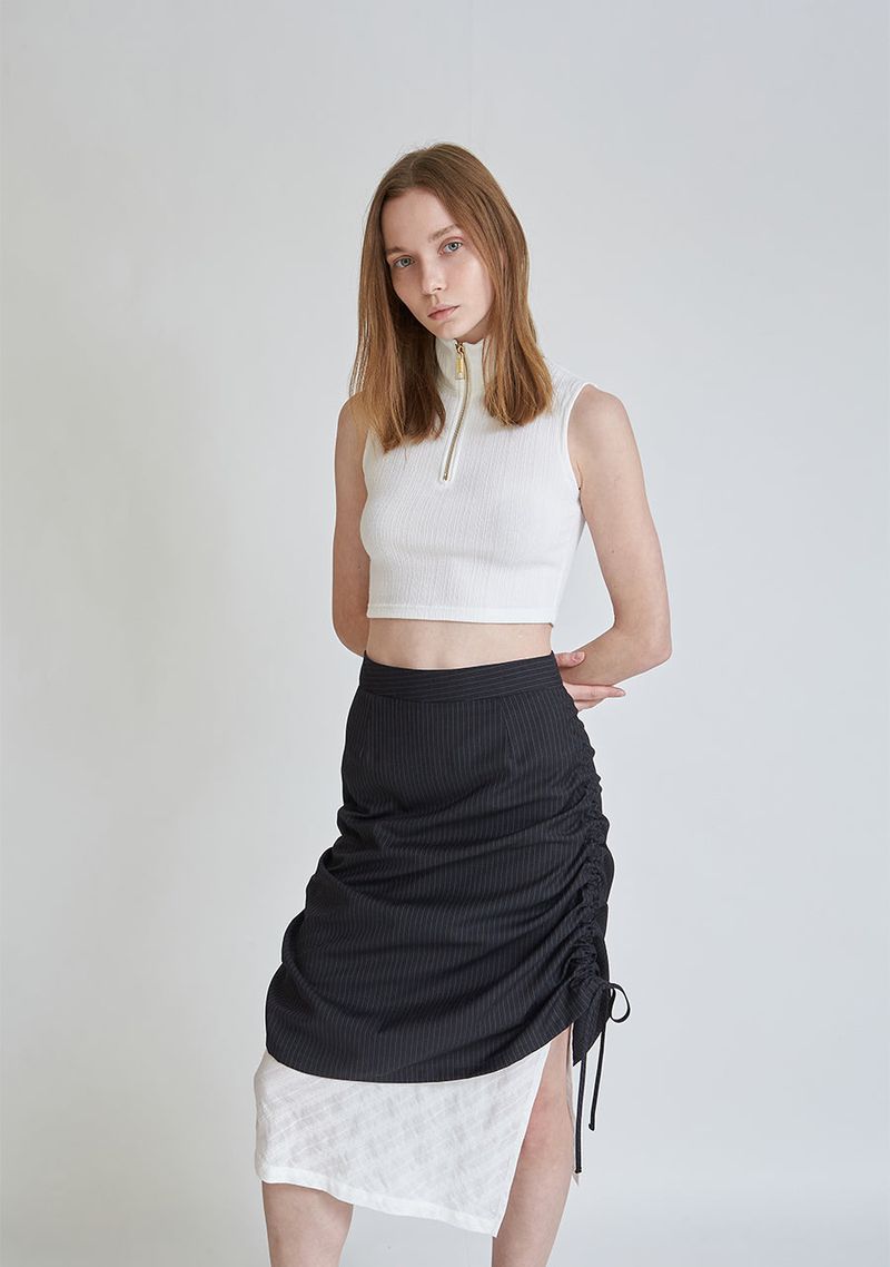 LO AXUAL（ロエクシュアル）の「WHITE CROP KNIT ZIP UP SLEEVELESS（Tops）」