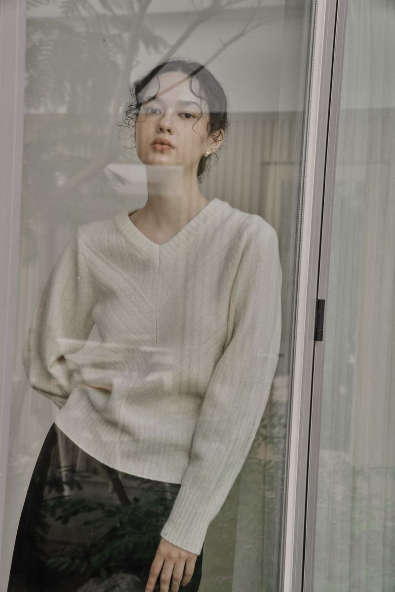 RIBBED V-KNIT TOP_IVORY