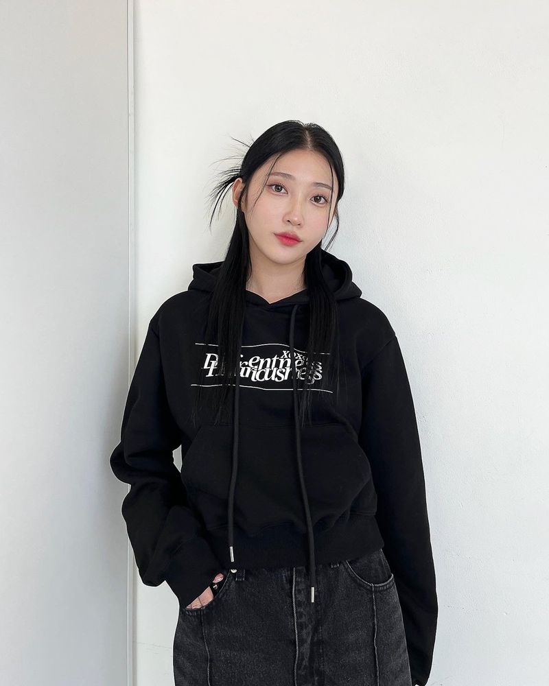 DXOH(ディソエイチ)の「セミクロップスタックロゴフーディ(トップス)」