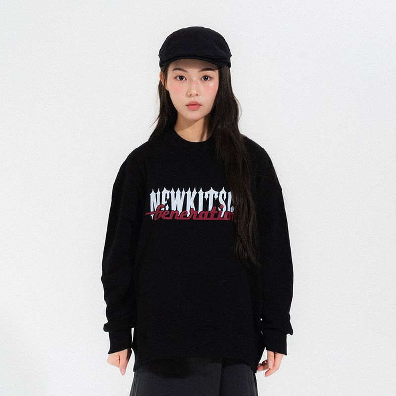 NEWKITSCH（ニューキッチジェネレーション）の「メタルロゴ スウェットシャツ ブラック（トップス）」
