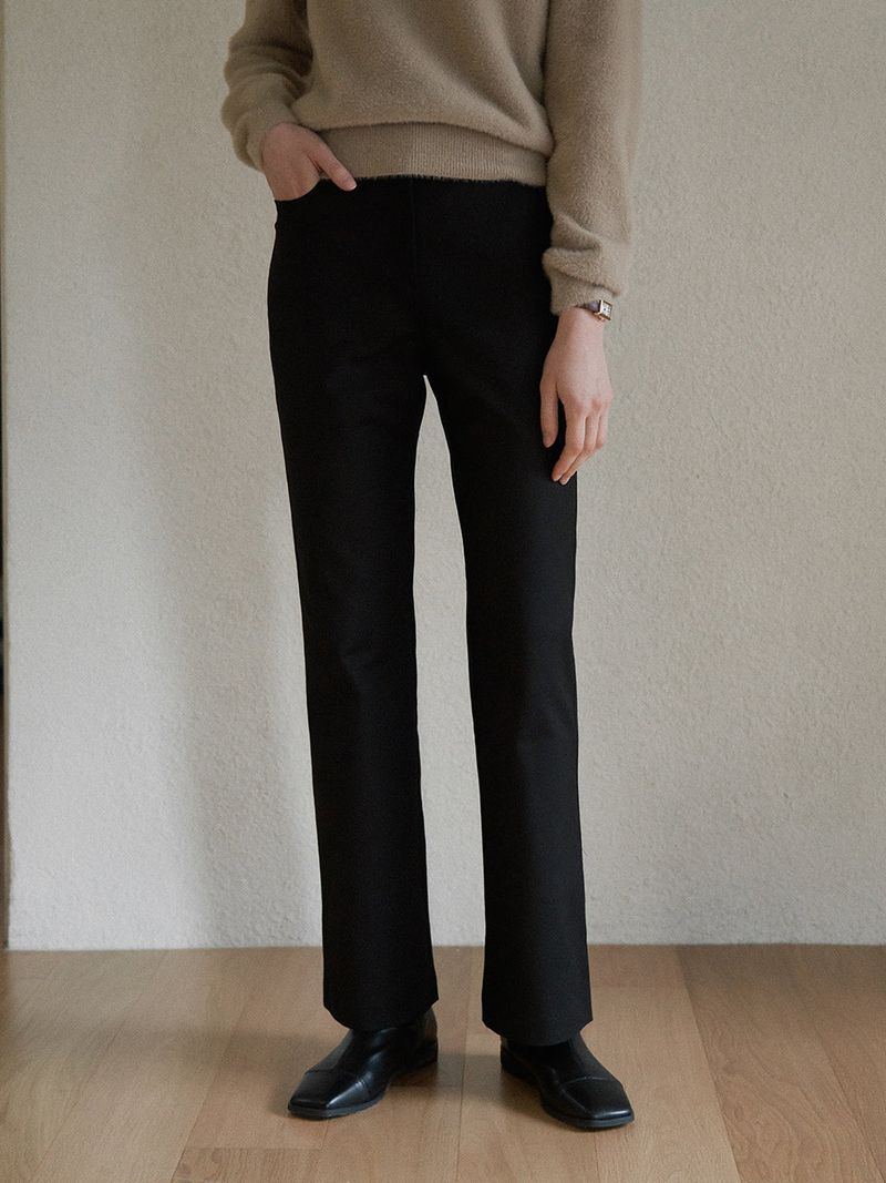 URAGO（ユラゴ）の「Slim bootcut slacks（Pants）」