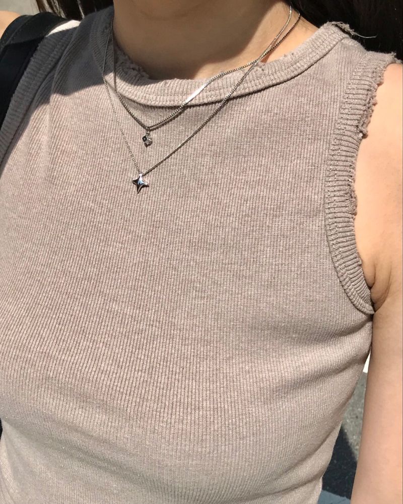 Wins sleeveless