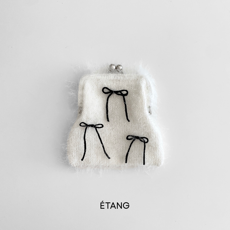 Étang（エッタン）の「[MADE] Étang リボンフラフィーポーチ | ホワイト（スマホグッズ/小物）」