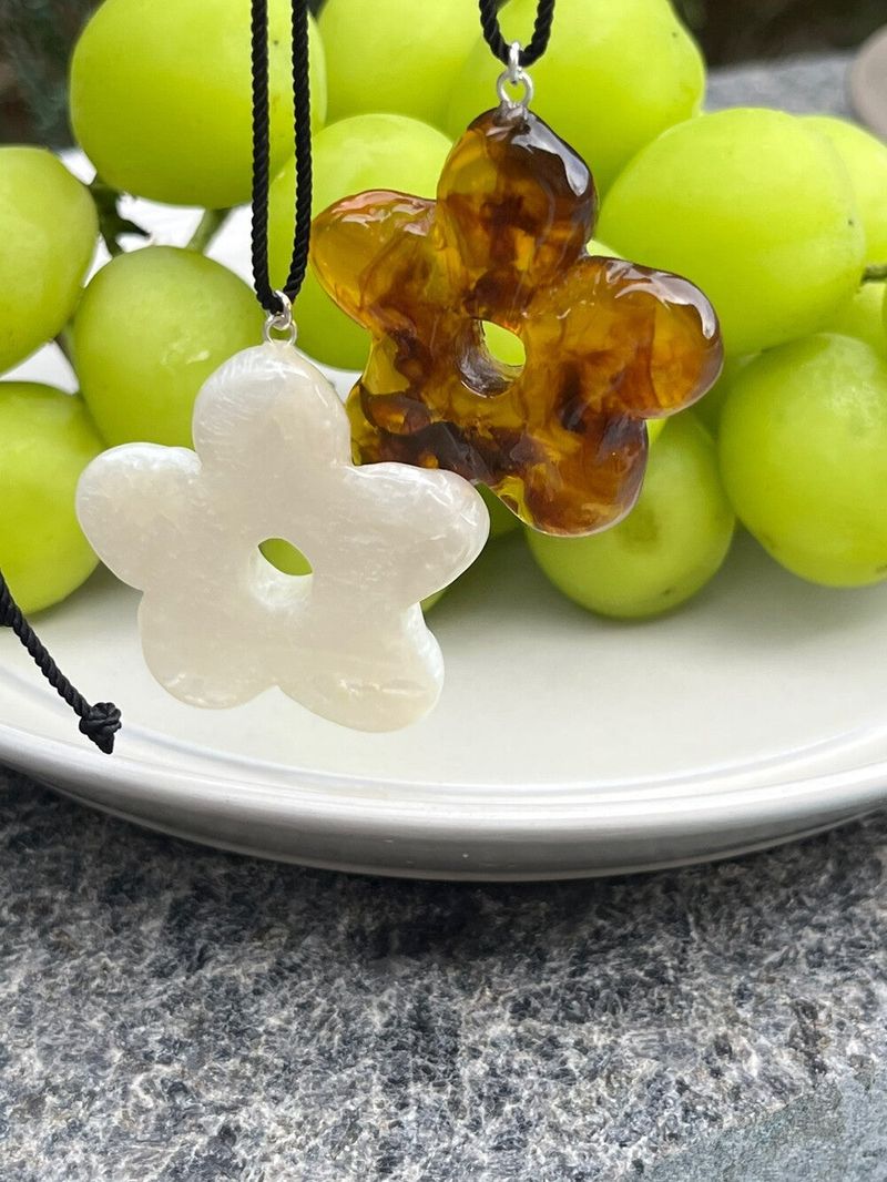 Homaika flower necklace 