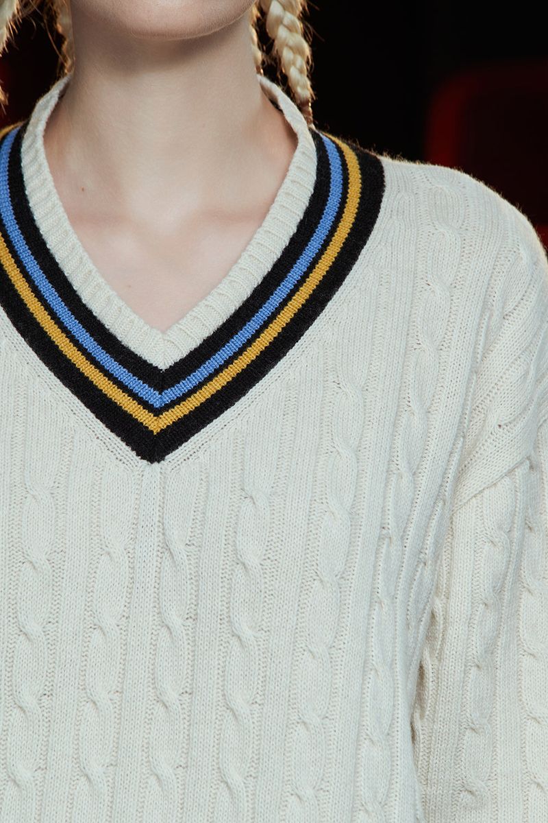 CABLE V NECK CRICKET KNIT / IVORY