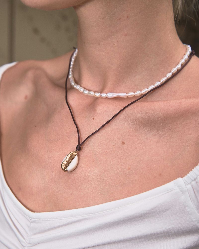 Yuheelee（ユヒリ）の「ハンドメイドシーシェルストリングネックレス（アクセサリー）」