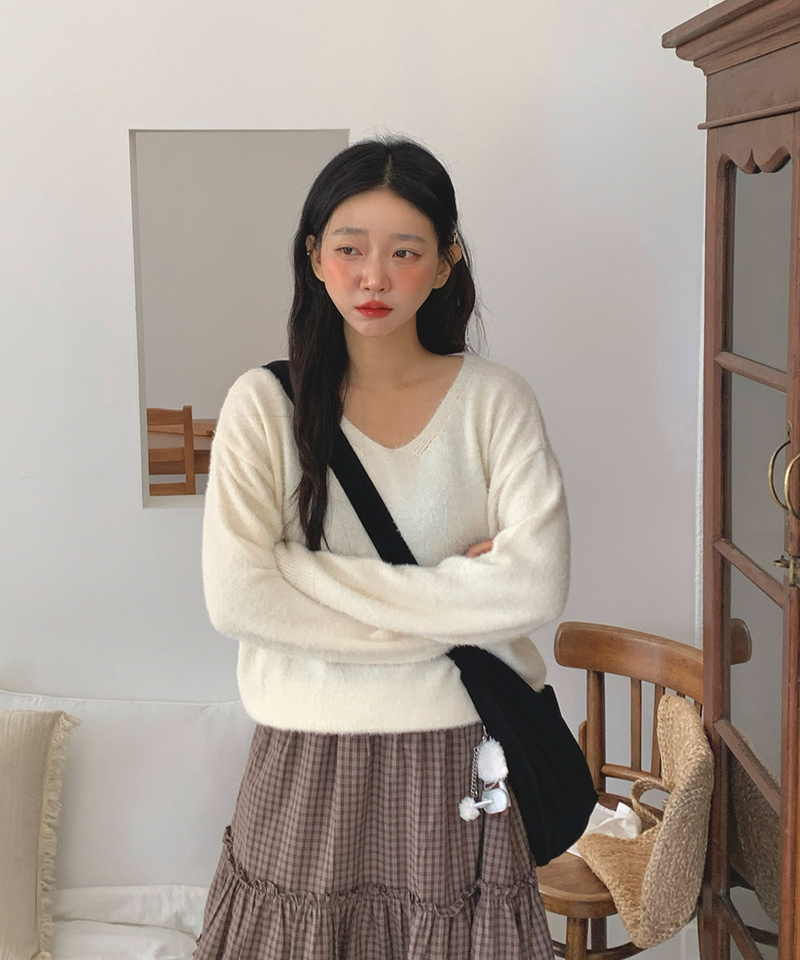 Soft Angora V-neck knitwear