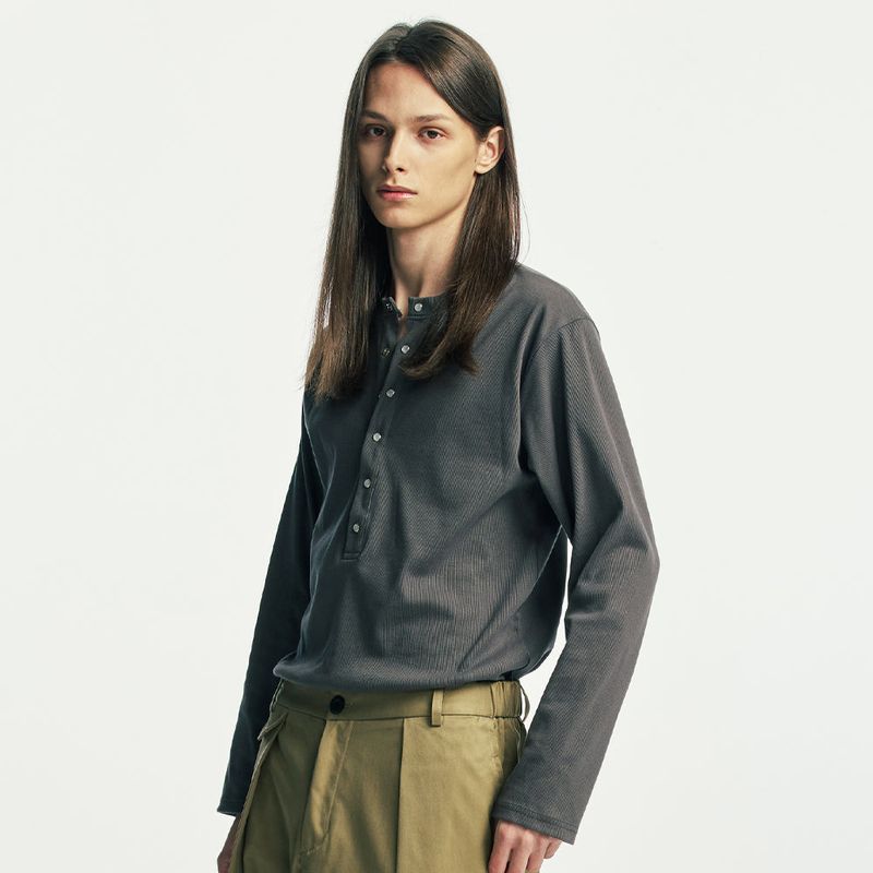 S SY（エスエスワイ）の「below button-down henry neck long sleeve charcoal（Tops）」