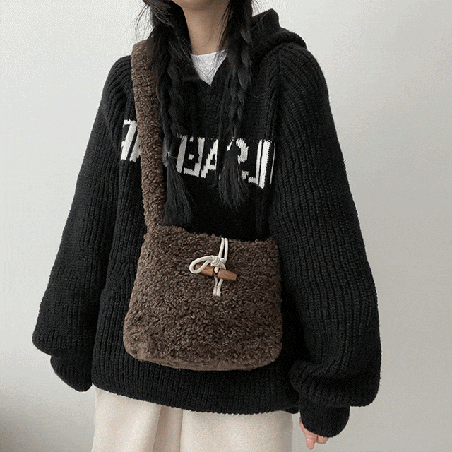 hijjoo(ハイチュー)の「Meli Wool Tteokbokki Cross Bag(Bags)」