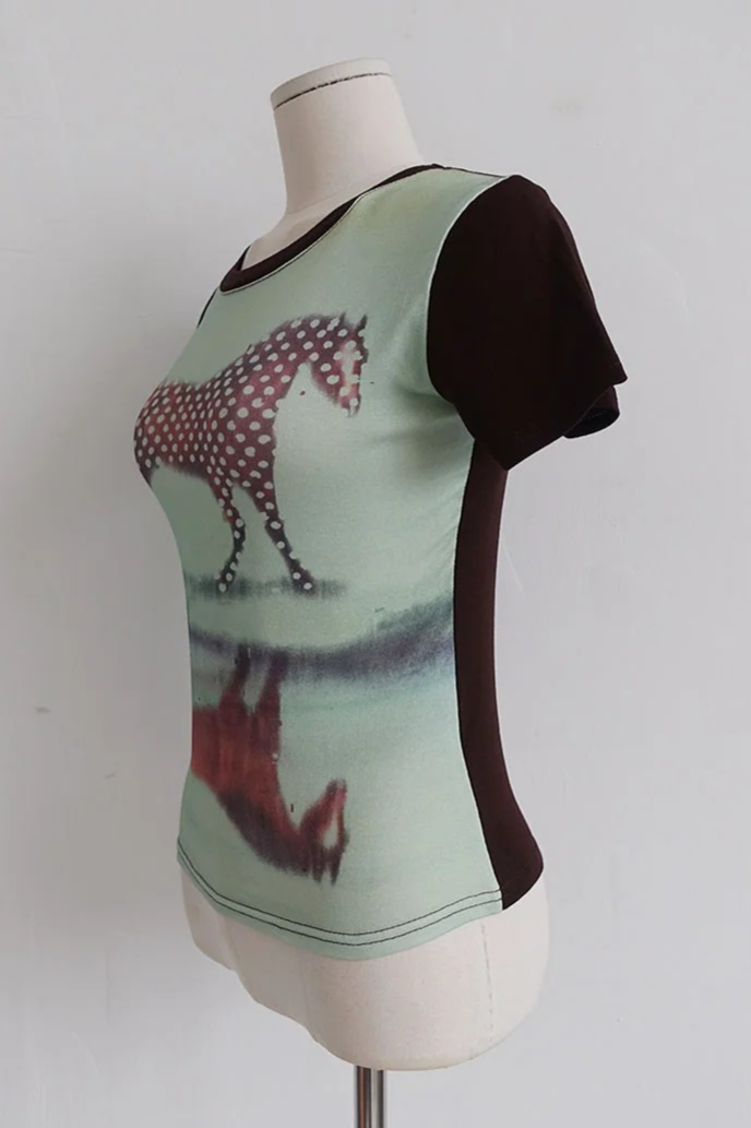 DOTTED HORSE GRAPHIC SLIM TEE
