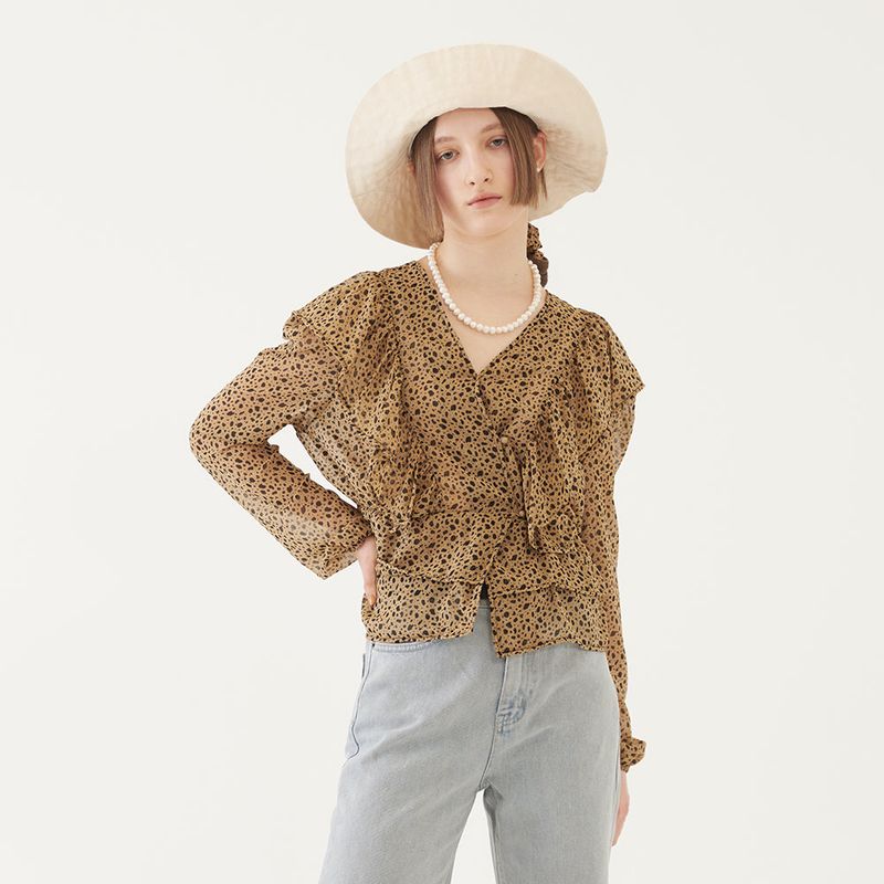 TMO BY 13MONTH(ティーエムオーバイサーティーンマンス)の「RUFFLED BLOUSE (BROWN)(Tops)」