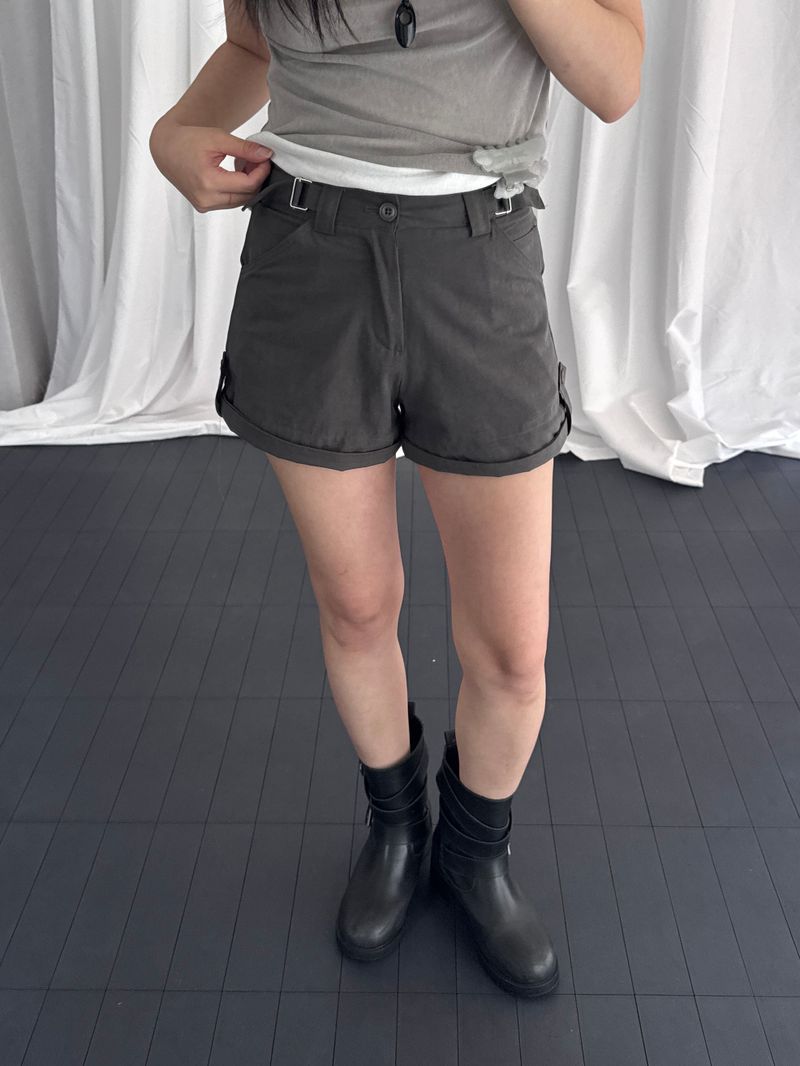 ROIA（ロイア）の「Ser Buckle-detail roll-up shorts（Pants）」
